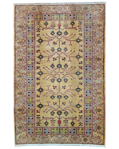 Tappeto Kazak, annodato a mano, 235 x 155 cm, fondo beige con motivi geometrici.