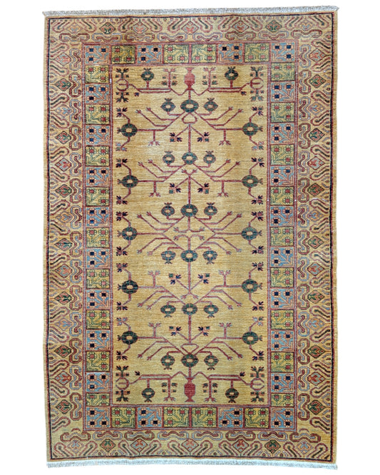 Tappeto Kazak, annodato a mano, 235 x 155 cm, fondo beige con motivi geometrici.