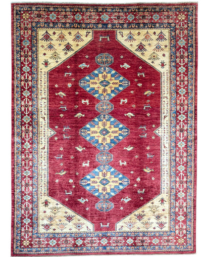 Tappeto Kazak, annodato a mano, 240 x 178 cm, fondo rosso intenso con motivi geometrici.