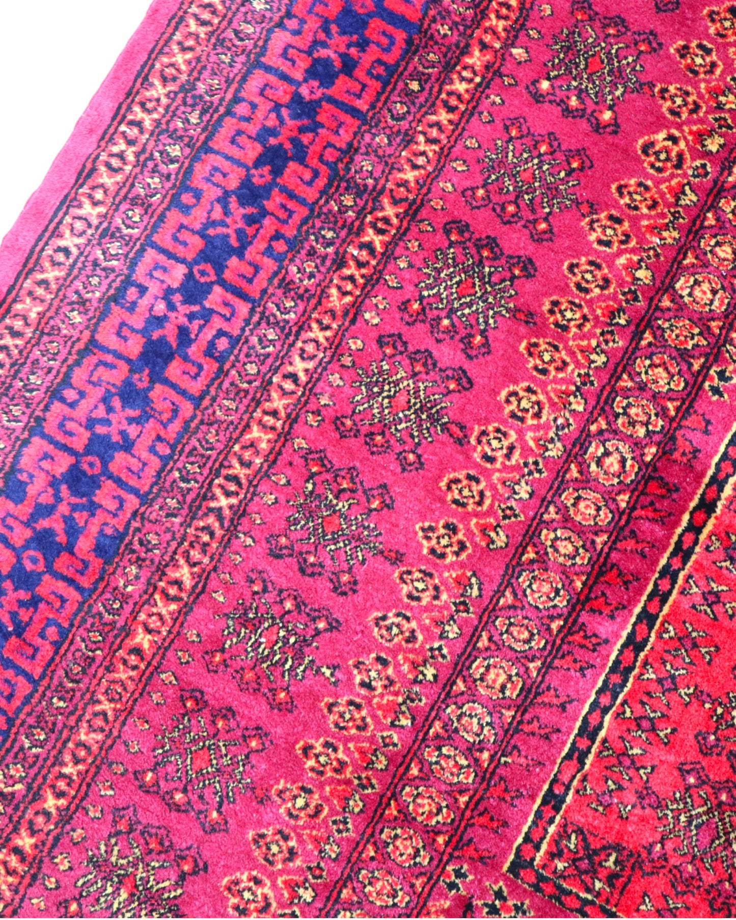 Tappeto Turkemen 278x185 cm con motivo geometrico ricco di rosa, blu e giallo, annodato a mano con lana di alta qualità e ordito in cotone resistente.