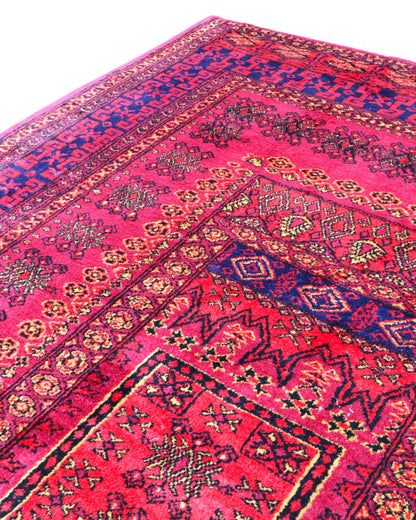 Tappeto Turkemen 278x185 cm con motivo geometrico ricco di rosa, blu e giallo, annodato a mano con lana di alta qualità e ordito in cotone resistente.
