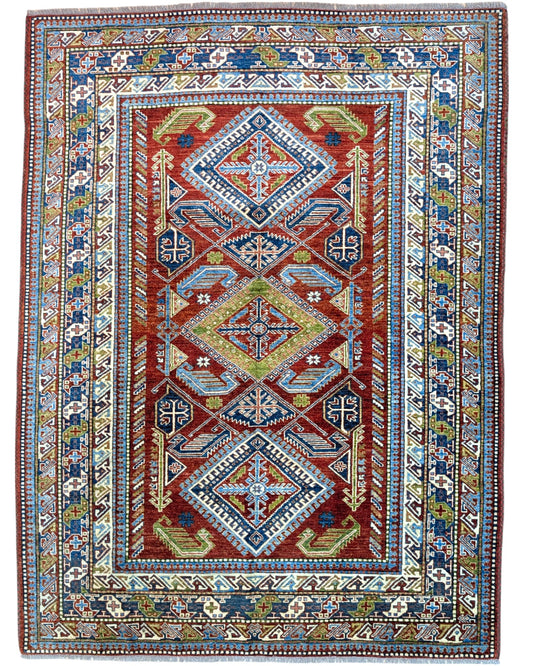 Tappeto Kazak afgano, fondo rosso con disegno geometrico, annodato a mano, 259x196 cm.