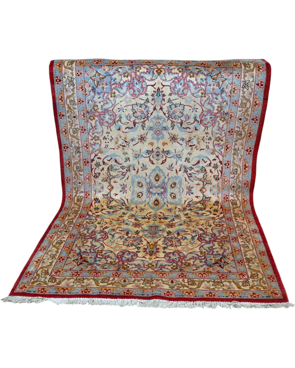 Tappeto Isfahan avorio 230x141 cm con disegni floreali in salotto raffinato