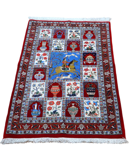 Tappeto persiano 125x80 cm, raffigurante un cavaliere su cavallo e vasi decorativi
