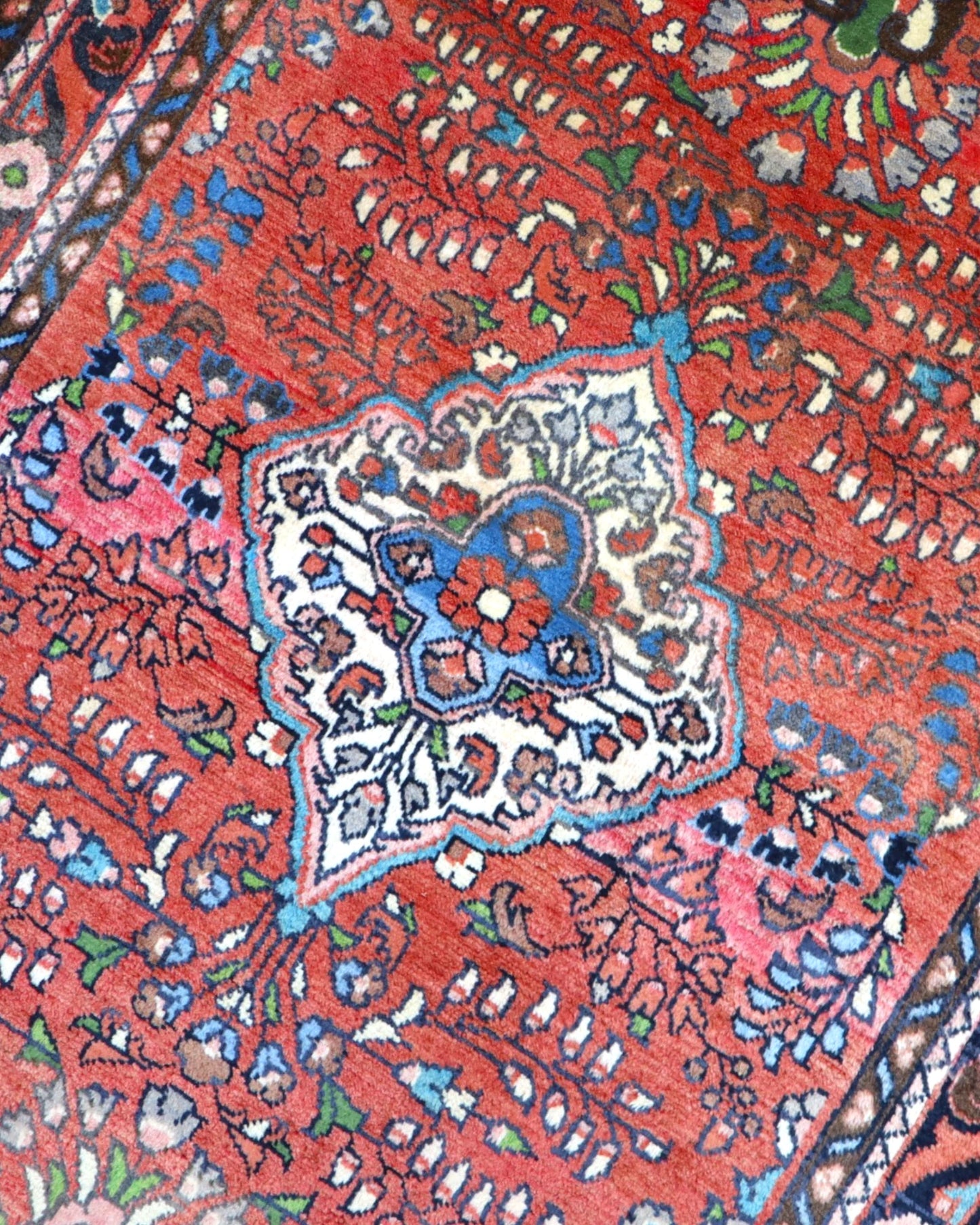 Tappeto persiano Lilian 169x116 cm con fondo rosso e fiori colorati