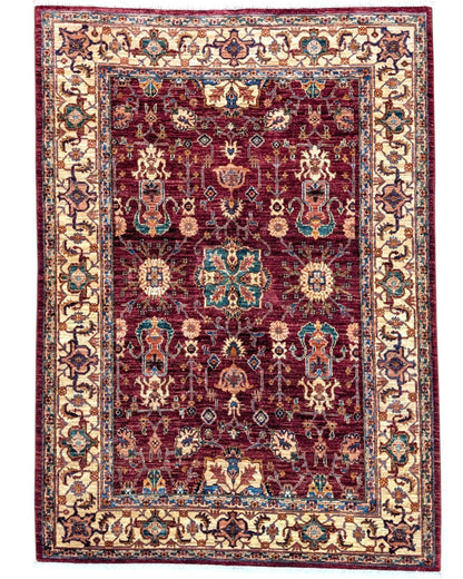 Tappeto Farahan 176x127 cm con motivi floreali e geometrici in rosso, blu, verde e oro su fondo beige.