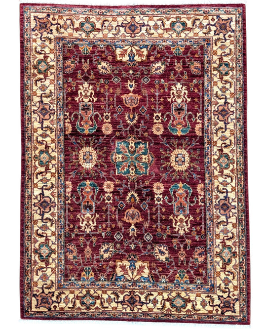 Tappeto Farahan 176x127 cm con motivi floreali e geometrici in rosso, blu, verde e oro su fondo beige.