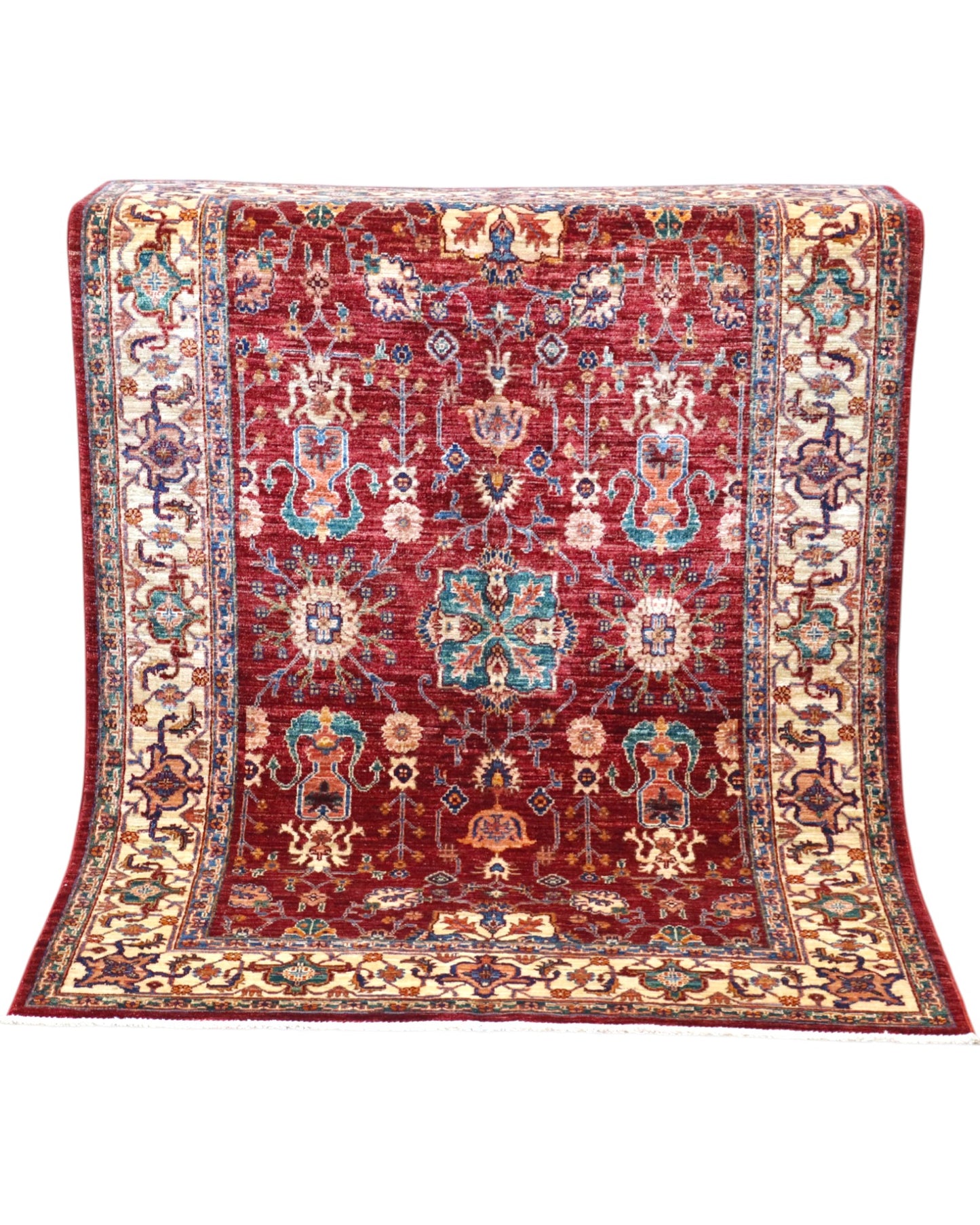 Tappeto Farahan 176x127 cm con motivi floreali e geometrici in rosso, blu, verde e oro su fondo beige.