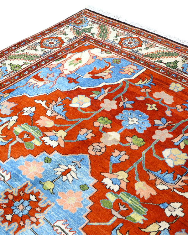 Tappeto Heriz 240x320 cm persiano annodato a mano con fondo rosso e dettagli azzurri e avorio.