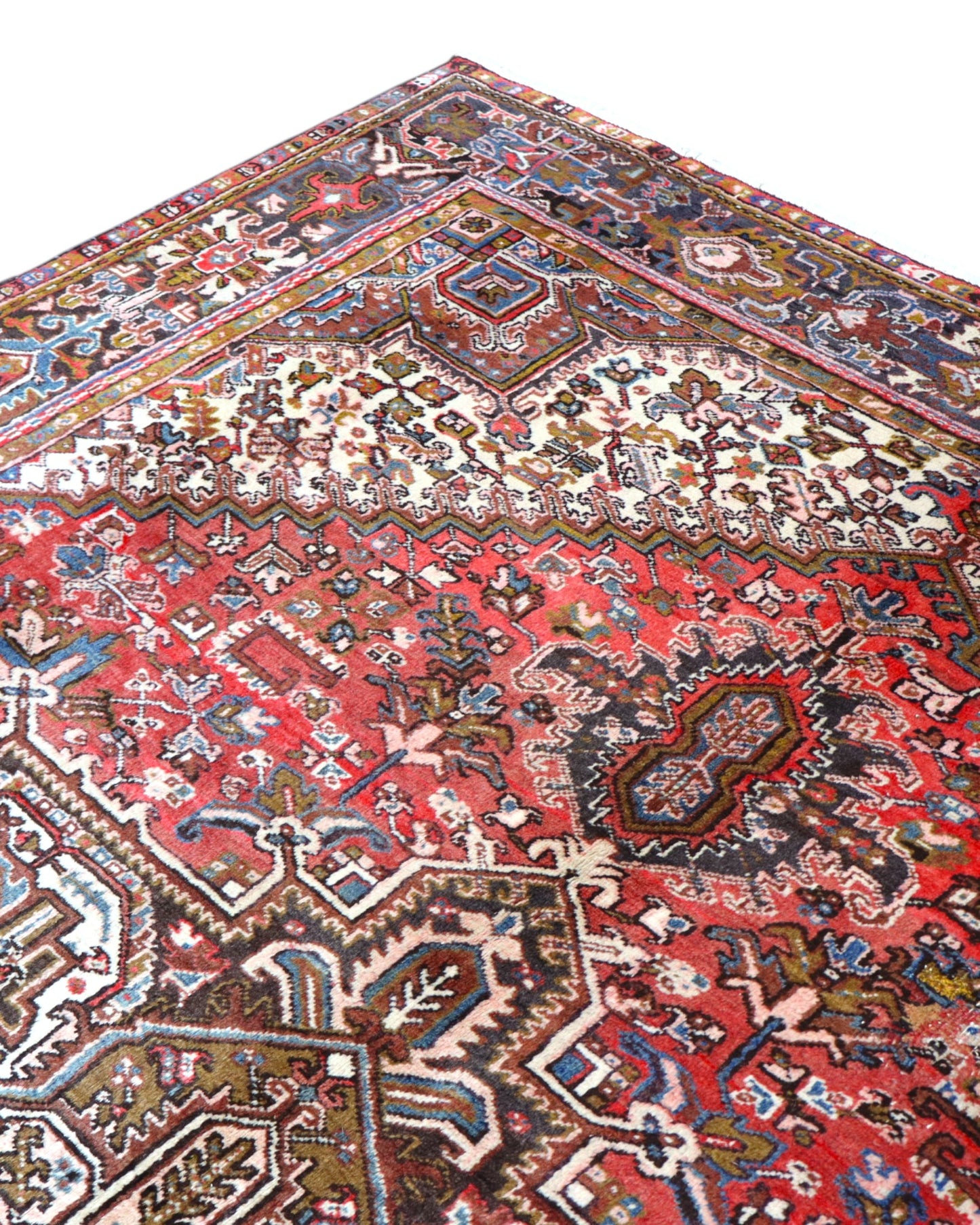 Tappeto Heriz persiano 347x255 cm, annodato a mano in lana e cotone, con medaglione geometrico e motivi floreali tradizionali.