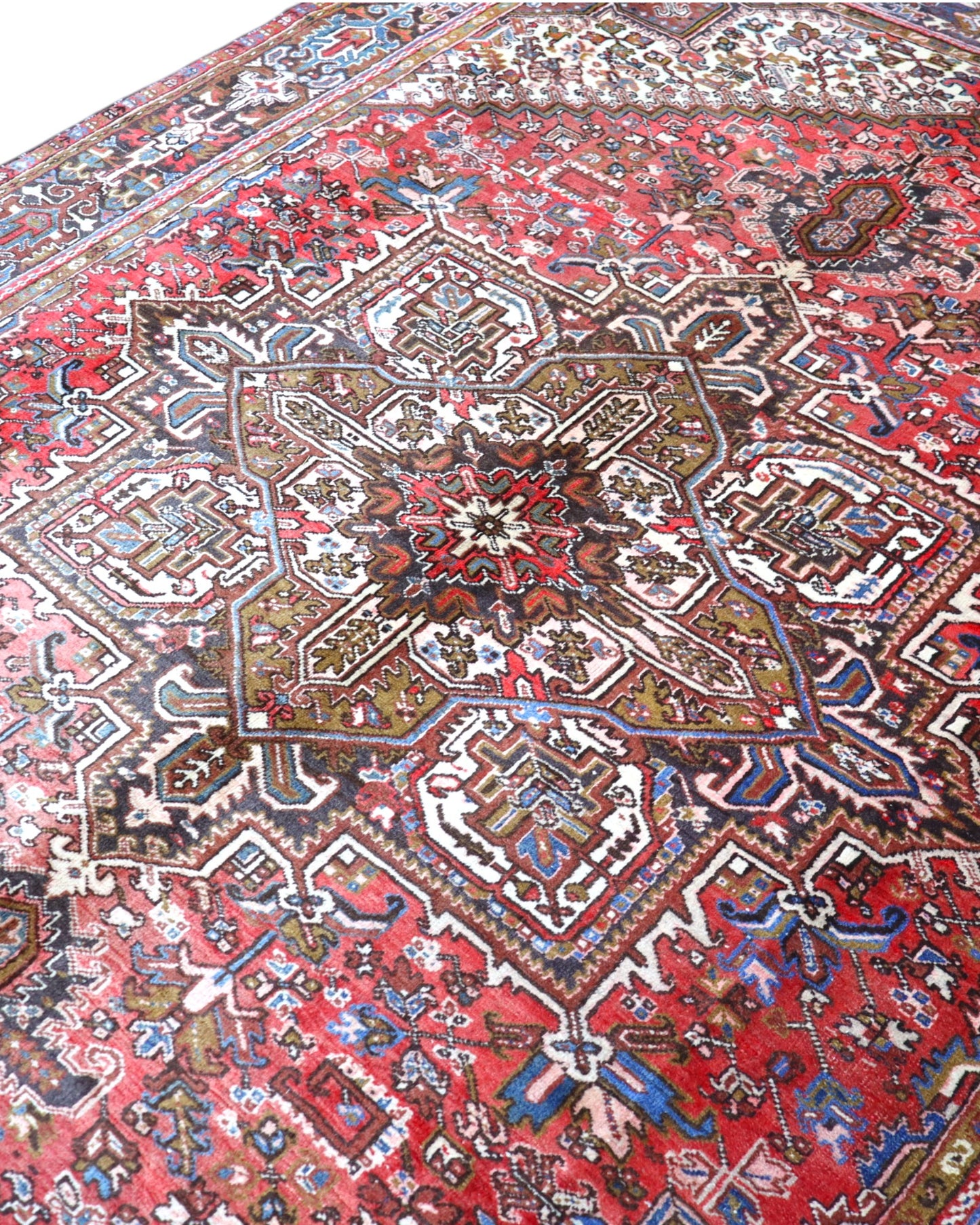 Tappeto Heriz persiano 347x255 cm, annodato a mano in lana e cotone, con medaglione geometrico e motivi floreali tradizionali.