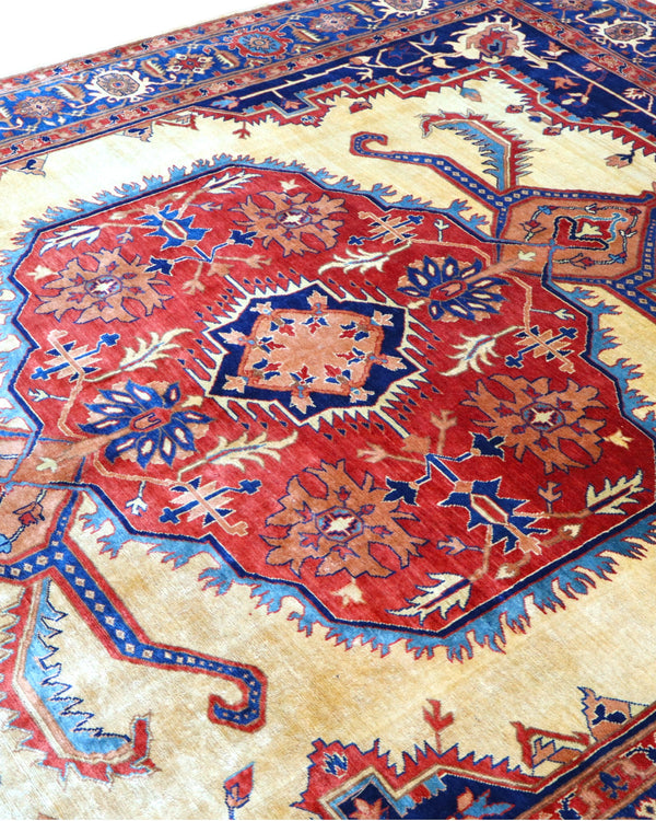 Tappeto Heriz persiano 303x255 cm, annodato a mano, lana e cotone con colori vegetali, fondo avorio con medaglione rosso e dettagli blu.