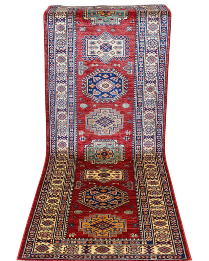 Tappeto Kazak 236x82 cm, corridore afghano annodato a mano in lana, fondo rosso con motivi geometrici blu e verdi.