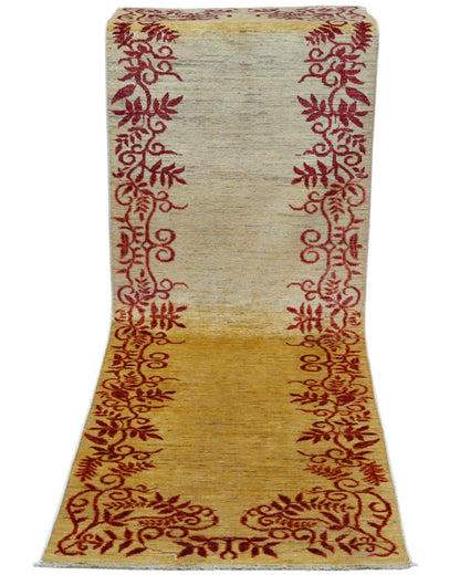 Tappeto Moderno 234x80 cm, Afghanistan, corridore con fondo beige–miele e decorazioni floreali rosse sui bordi, annodato a mano in lana vegetale.