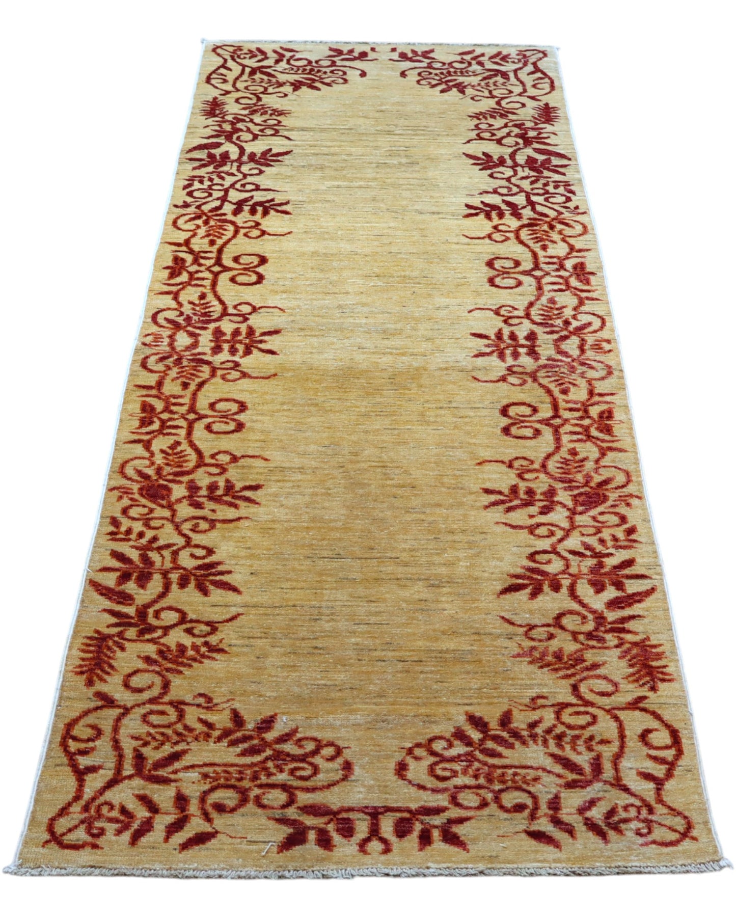 Tappeto Moderno 234x80 cm, Afghanistan, corridore con fondo beige–miele e decorazioni floreali rosse sui bordi, annodato a mano in lana vegetale.