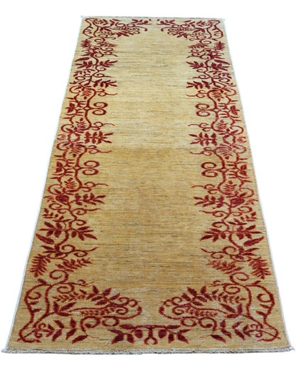 Tappeto Moderno 234x80 cm, Afghanistan, corridore con fondo beige–miele e decorazioni floreali rosse sui bordi, annodato a mano in lana vegetale.