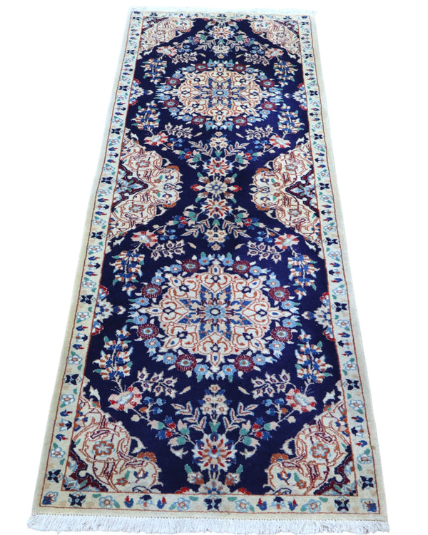 Tappeto Nain 208x63 cm, corridore persiano annodato a mano in lana e seta, fondo blu con motivi floreali avorio.