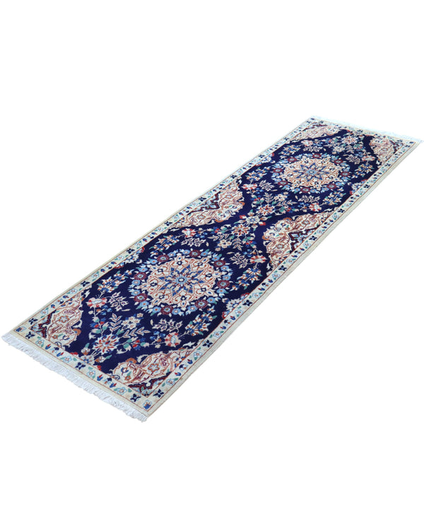 Tappeto Nain 208x63 cm, corridore persiano annodato a mano in lana e seta, fondo blu con motivi floreali avorio.