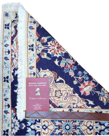 Tappeto Nain 208x63 cm, corridore persiano annodato a mano in lana e seta, fondo blu con motivi floreali avorio.