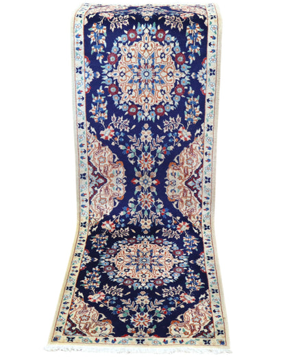 Tappeto Nain 208x63 cm, corridore persiano annodato a mano in lana e seta, fondo blu con motivi floreali avorio.