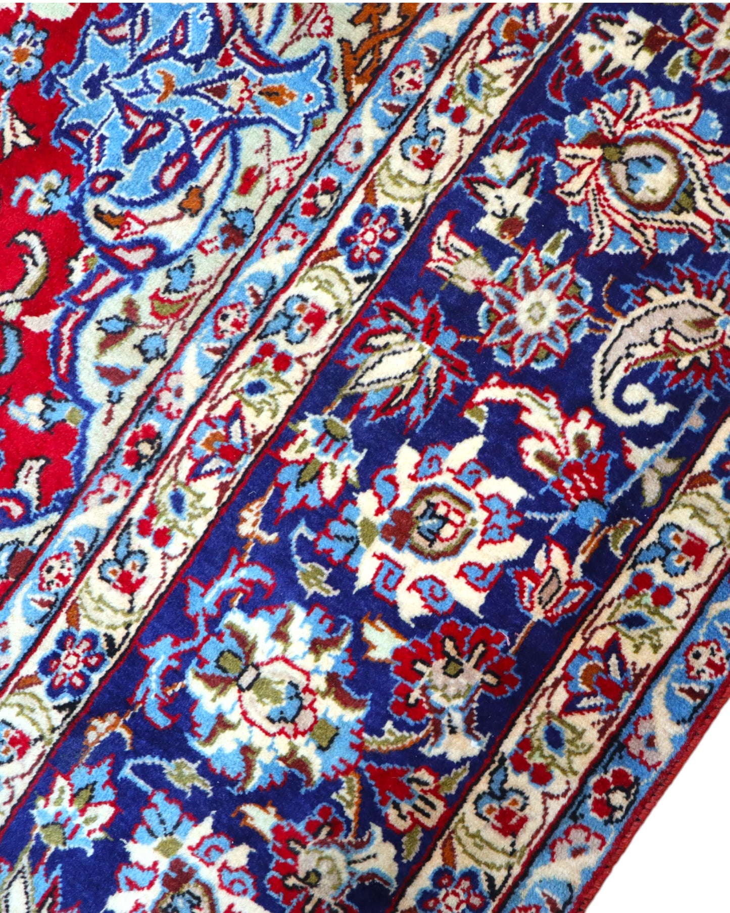 Tappeto persiano Najafabad 500x400 cm, fondo rosso con ampio medaglione centrale blu e cornice floreale scura, annodato a mano in lana vegetale.