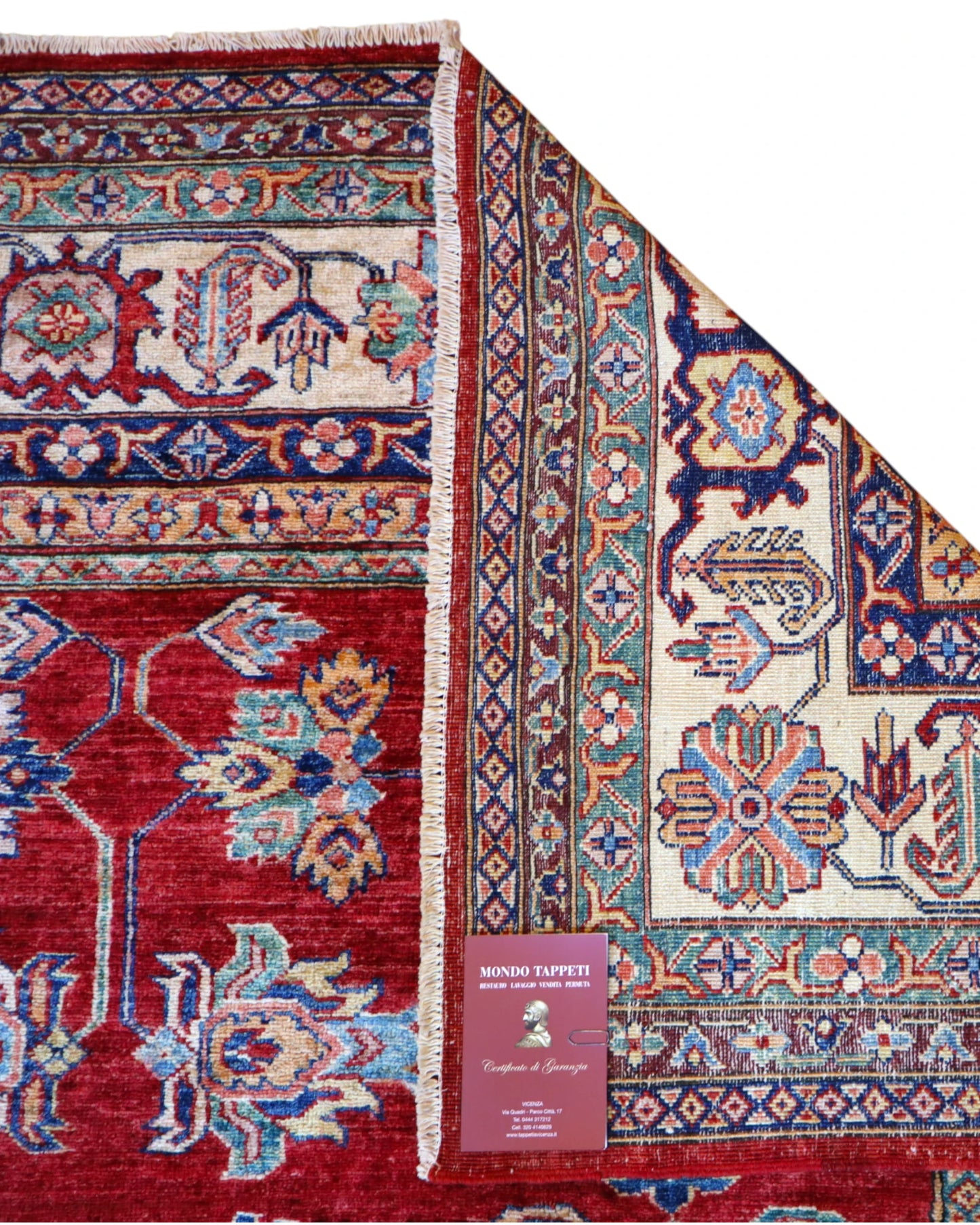 Tappeto Kazak 445x307 cm afghano, annodato a mano, con fondo rosso e motivi geometrici in azzurro, avorio e oro.