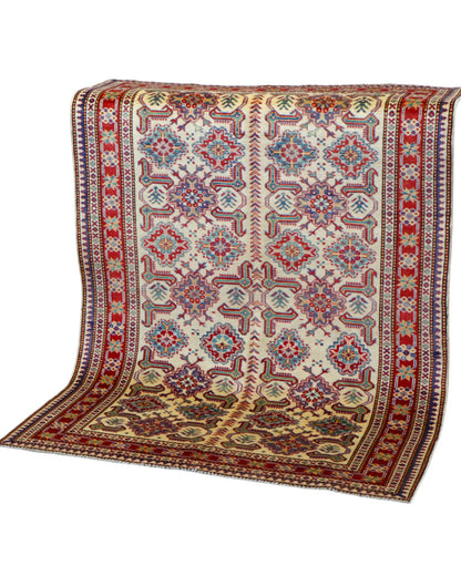 Tappeto Shirvan 165x122 cm con motivi geometrici e floreali in rosso, blu, verde e crema su fondo beige.
