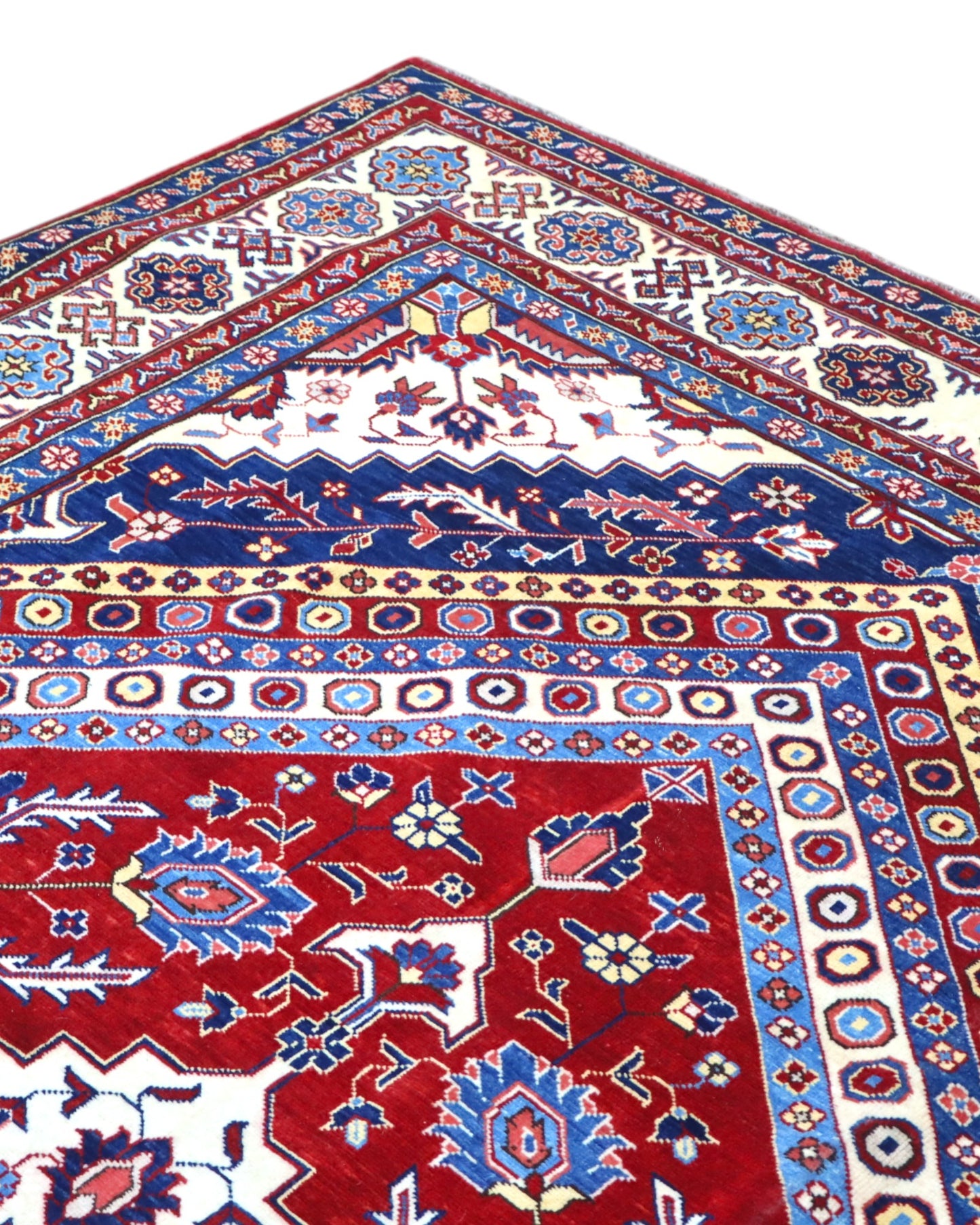 Tappeto Shirvan 274x184 cm con fondo rosso, medaglione centrale blu e avorio e bordure geometriche multicolori, tramato ed annodato a mano.