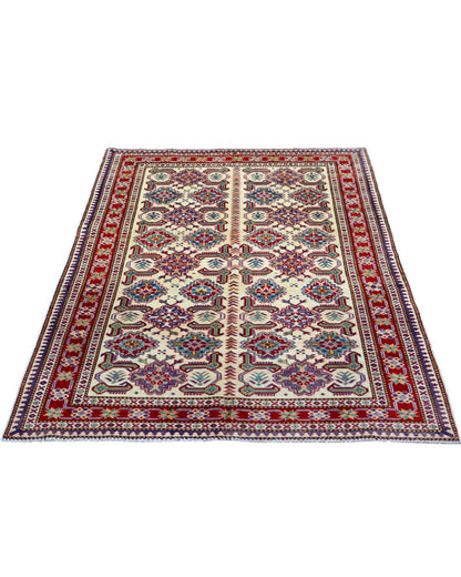 Tappeto Shirvan 165x122 cm con motivi geometrici e floreali in rosso, blu, verde e crema su fondo beige.
