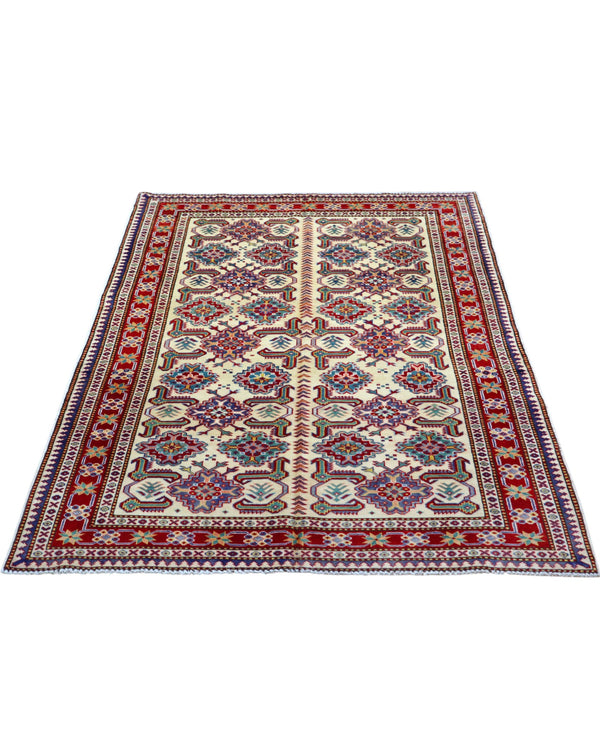 Tappeto Shirvan 165x122 cm con motivi geometrici e floreali in rosso, blu, verde e crema su fondo beige.