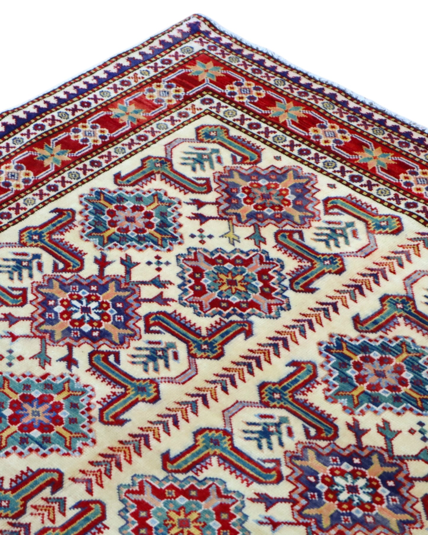 Tappeto Shirvan 165x122 cm con motivi geometrici e floreali in rosso, blu, verde e crema su fondo beige.