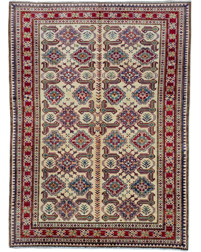 Tappeto Shirvan 165x122 cm con motivi geometrici e floreali in rosso, blu, verde e crema su fondo beige.