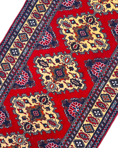 Tappeto Turkman persiano 192x70 cm, corridore con fondo rosso e rombi centrali avorio, annodato a mano in lana.