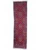Tappeto Turkman 267x76 cm, corridore persiano in lana annodata a mano, fondo bordeaux con motivi geometrici rossi e arancio.