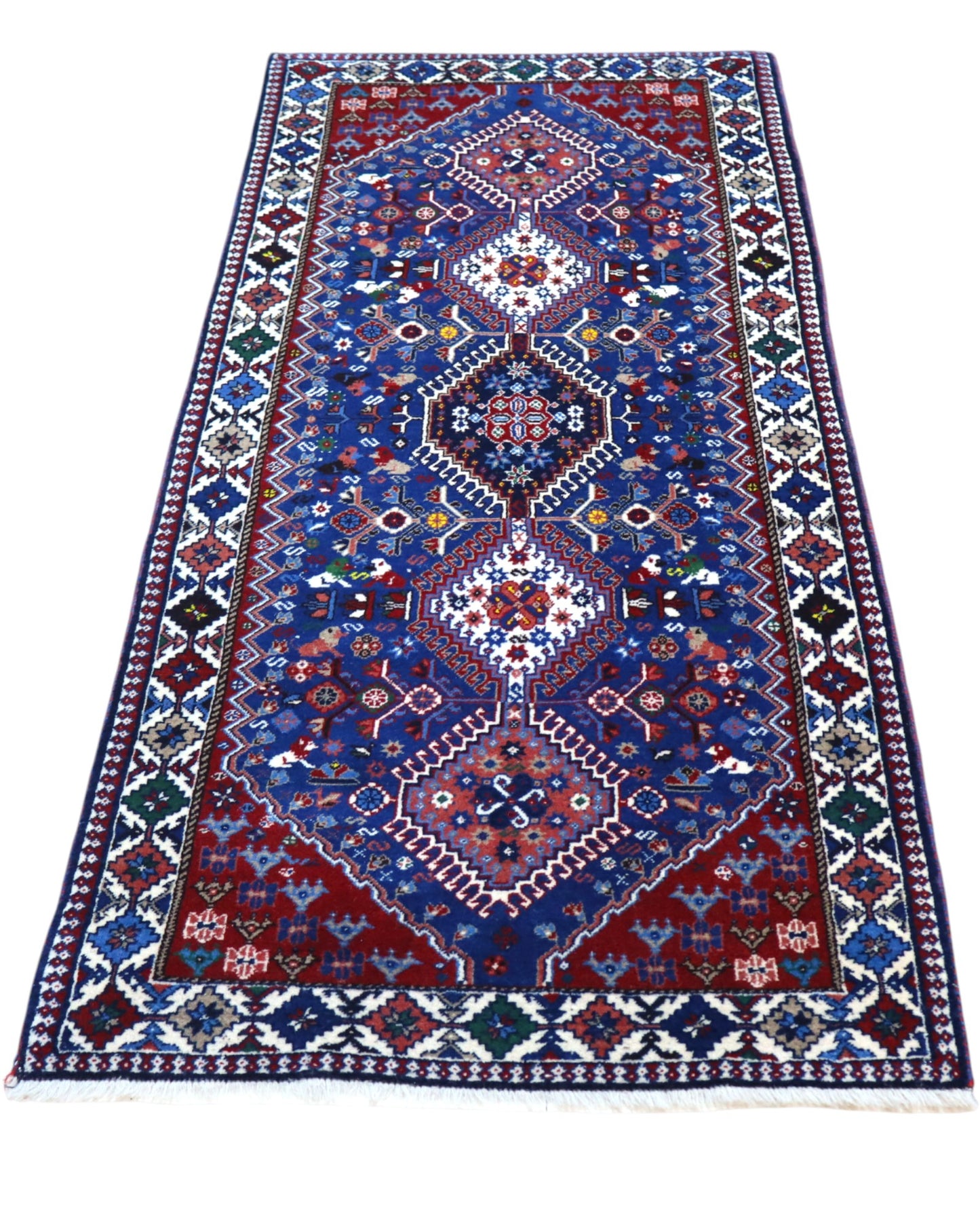 Tappeto persiano Yalameh 204x82 cm, corridore con fondo blu intenso e motivi geometrici rossi, avorio e verdi, annodato a mano in lana vegetale.