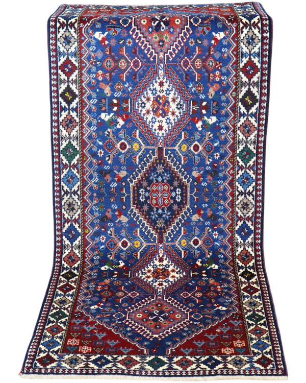 Tappeto persiano Yalameh 204x82 cm, corridore con fondo blu intenso e motivi geometrici rossi, avorio e verdi, annodato a mano in lana vegetale.