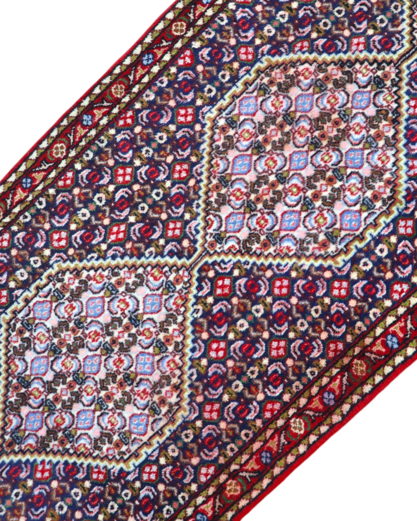 Tappeto persiano Senneh 238x61 cm, corridore con fondo bordeaux e rombi centrali floreali, annodato a mano in lana vegetale.