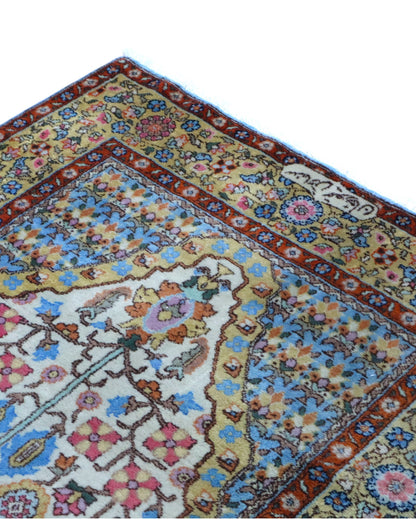 Tappeto Transilvania Romania 198x101 cm annodato a mano, fondo avorio con motivi floreali multicolore e cornici blu e rosse.