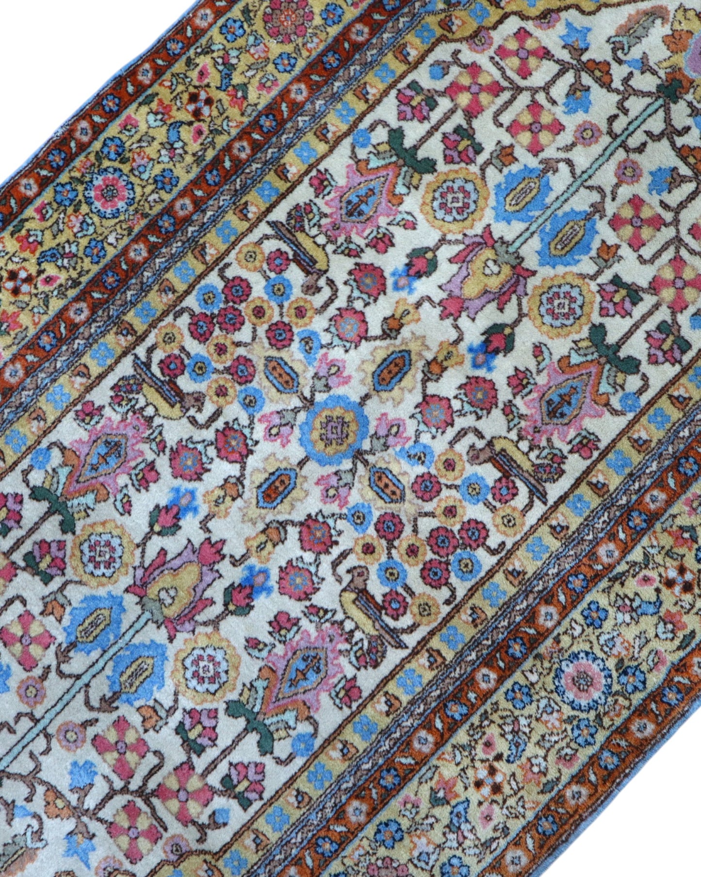 Tappeto Transilvania Romania 198x101 cm annodato a mano, fondo avorio con motivi floreali multicolore e cornici blu e rosse.