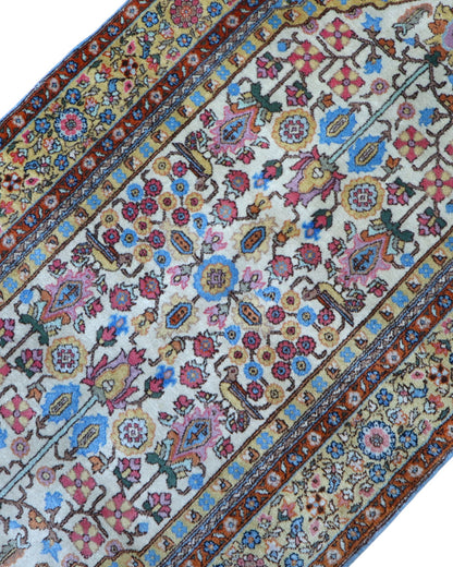 Tappeto Transilvania Romania 198x101 cm annodato a mano, fondo avorio con motivi floreali multicolore e cornici blu e rosse.