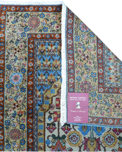 Tappeto Transilvania Romania 198x101 cm annodato a mano, fondo avorio con motivi floreali multicolore e cornici blu e rosse.