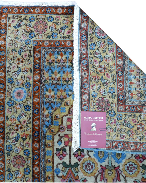 Tappeto Transilvania Romania 198x101 cm annodato a mano, fondo avorio con motivi floreali multicolore e cornici blu e rosse.