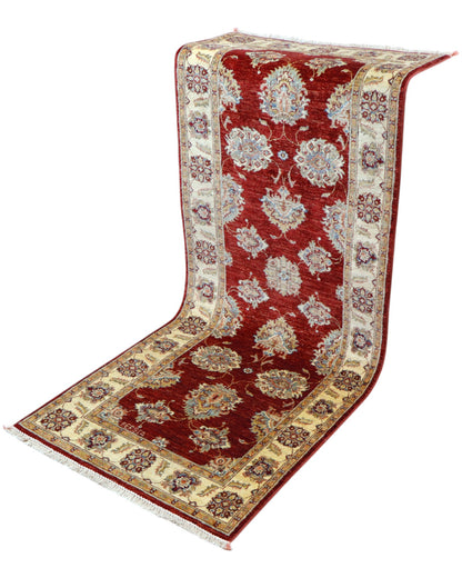 Tappeto Ziegler Afghan 199x83 cm annodato a mano, fondo rosso intenso con decorazioni floreali avorio e cornice chiara.