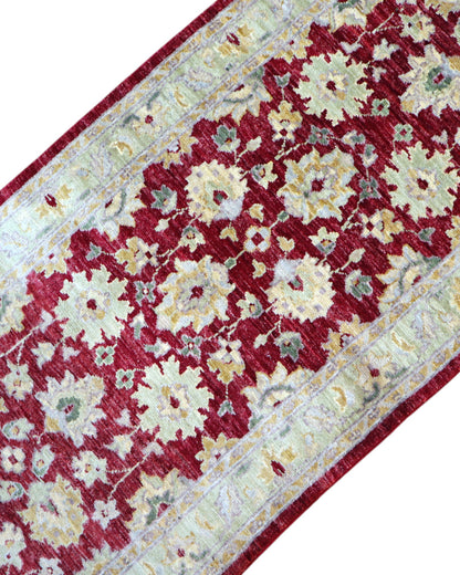 Tappeto Farahan afghano 250x80 cm rettangolare, annodato a mano, con fondo rosso, disegni floreali chiari e cornice decorata.