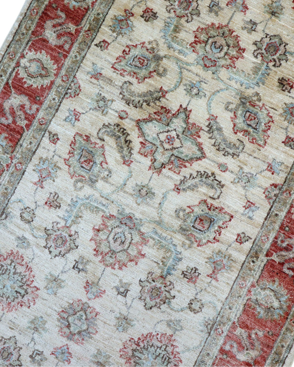 Tappeto Farahan 204x80 cm annodato a mano con motivi raffinati e fondo chiaro.