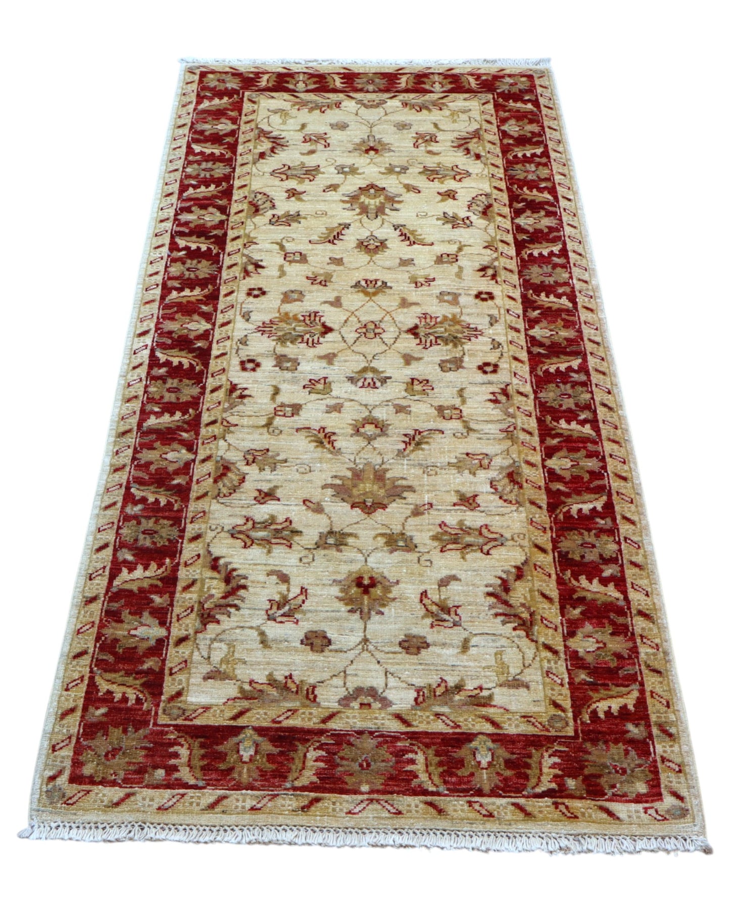 Tappeto Farahan 198x84 cm annodato a mano con fondo chiaro e cornice rossa.