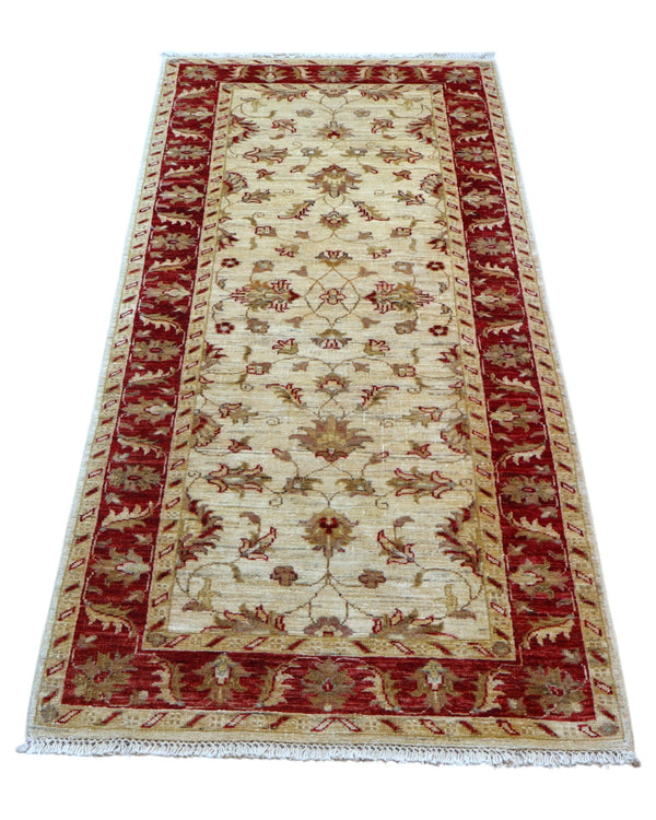 Tappeto Farahan 198x84 cm annodato a mano con fondo chiaro e cornice rossa.