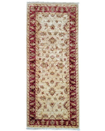 Tappeto Farahan 198x84 cm annodato a mano con fondo chiaro e cornice rossa.