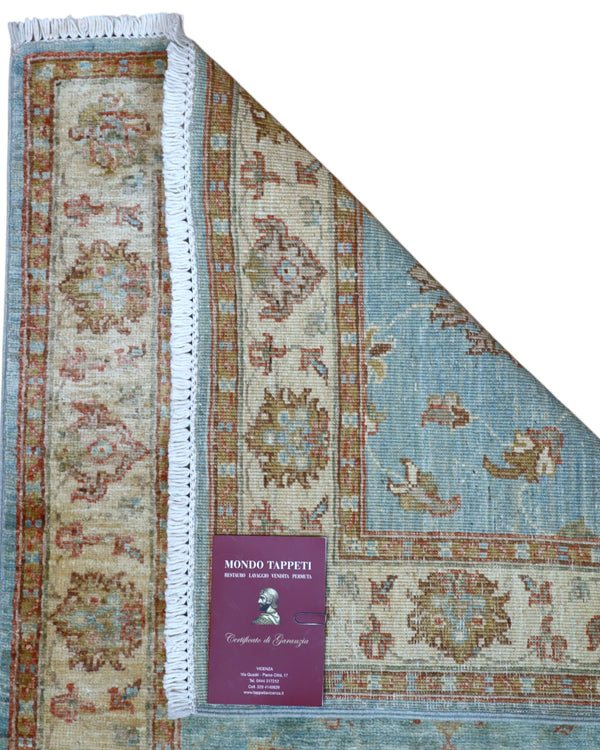 Tappeto Ziegler 257x77 cm, provenienza Afghanistan, fondo azzurro con motivi floreali beige e rosso mattone, corridore annodato a mano in lana vegetale.