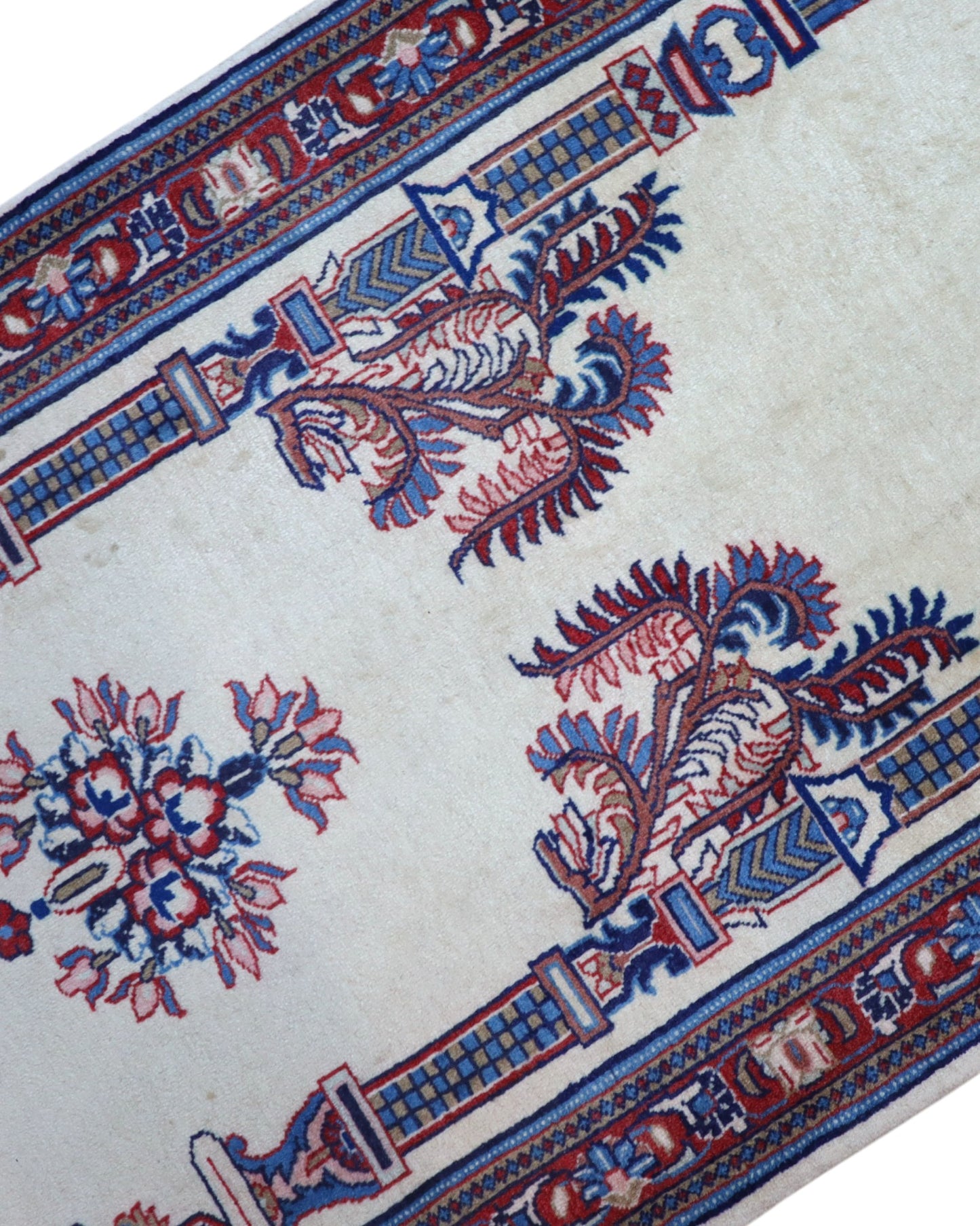 Tappeto Sarough persiano 205x82 cm, corridore con fondo avorio e motivi floreali in blu e rosso, annodato a mano in lana vegetale.